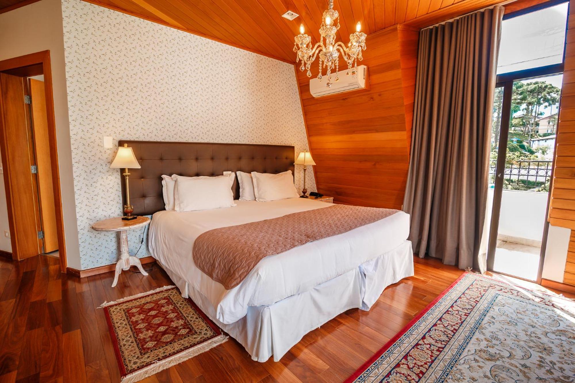 Pousada Luis XV Campos do Jordao Exterior photo A bedroom at the hotel