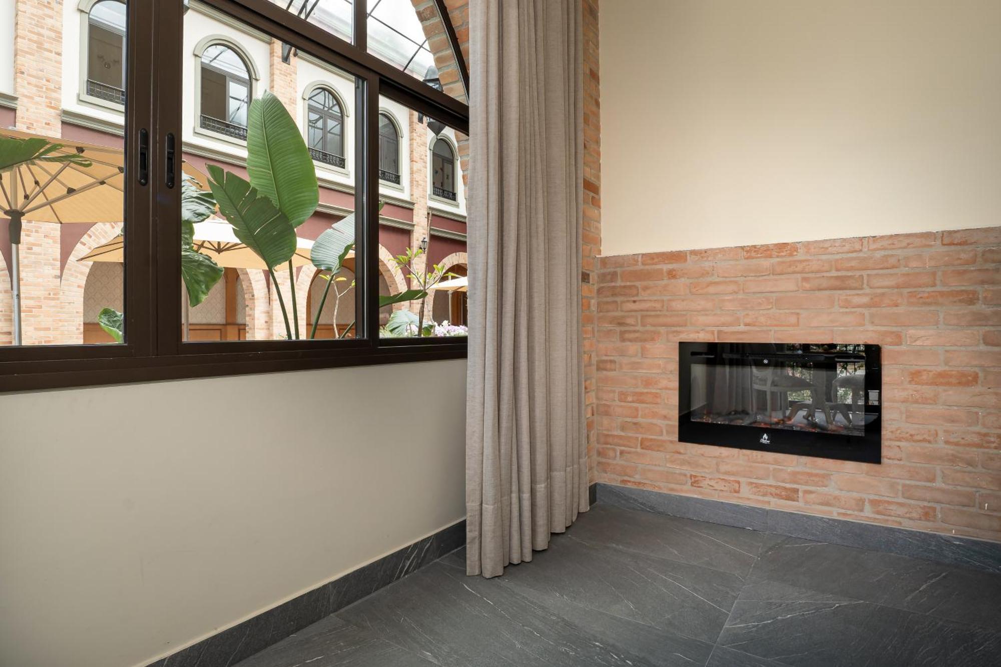 Pousada Luis XV Campos do Jordao Exterior photo A fireplace in a home