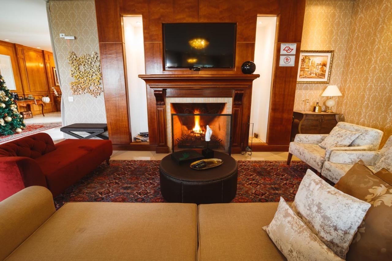Pousada Luis XV Campos do Jordao Exterior photo A living room with a fireplace