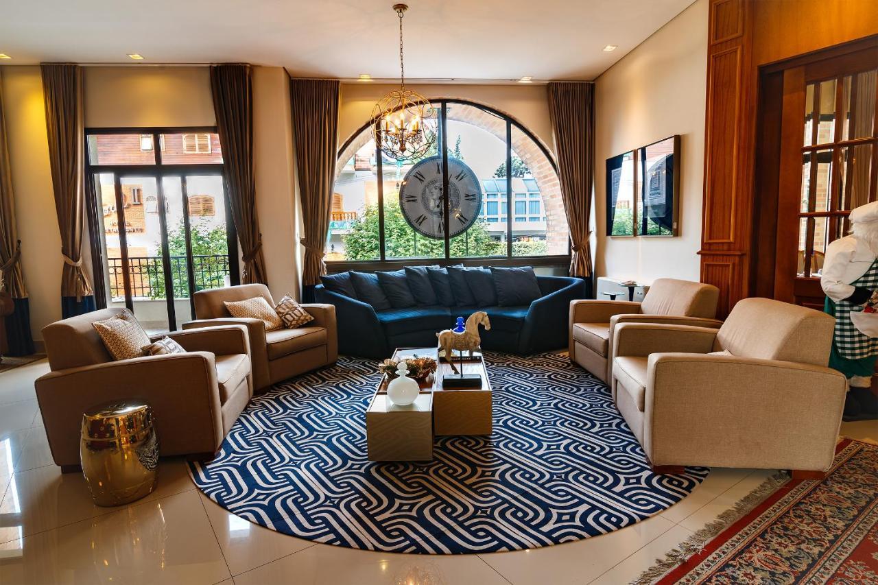 Pousada Luis XV Campos do Jordao Exterior photo The lobby of the hotel